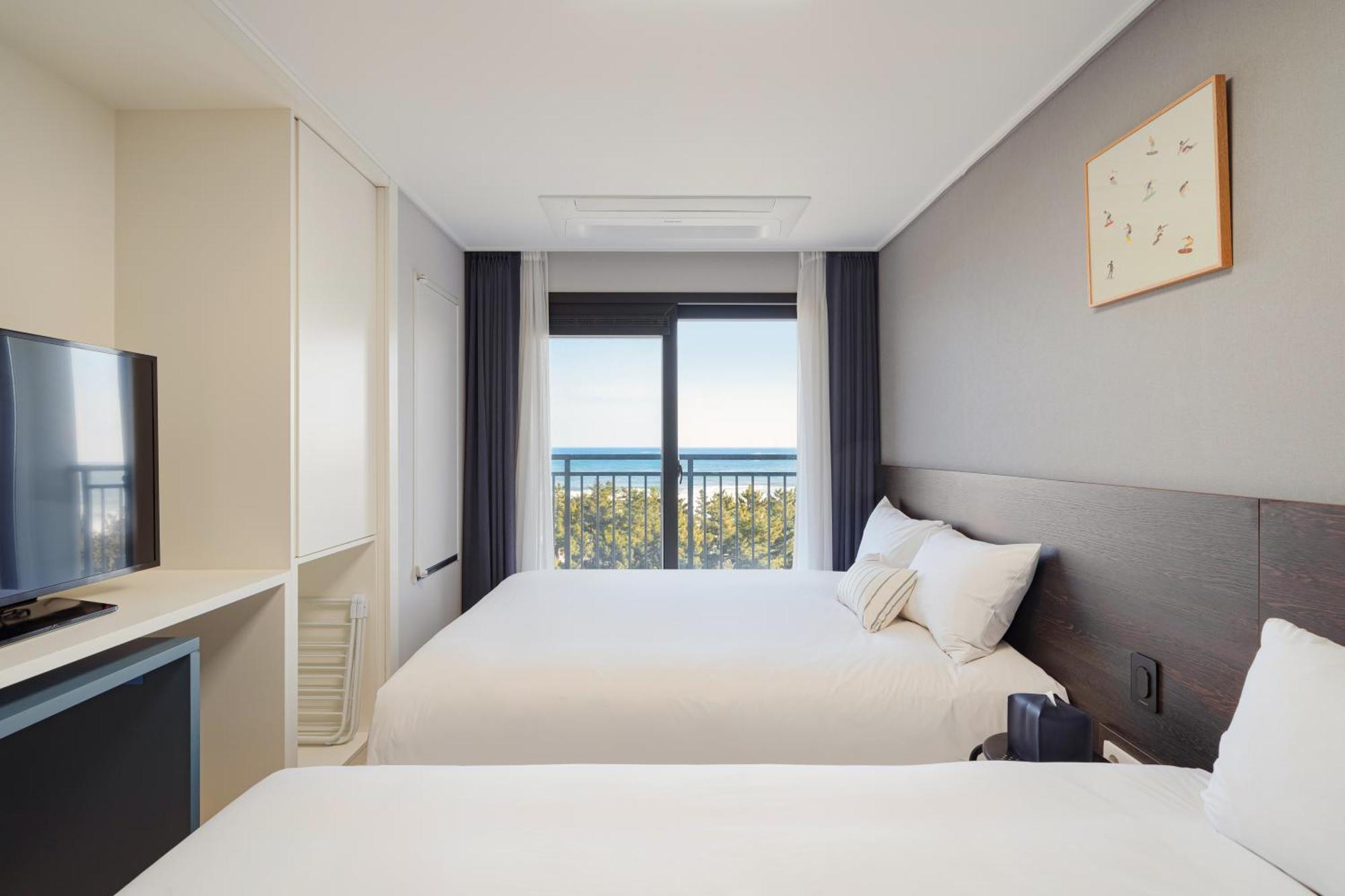 Urbanstay Sokcho Beach Ab Екстер'єр фото